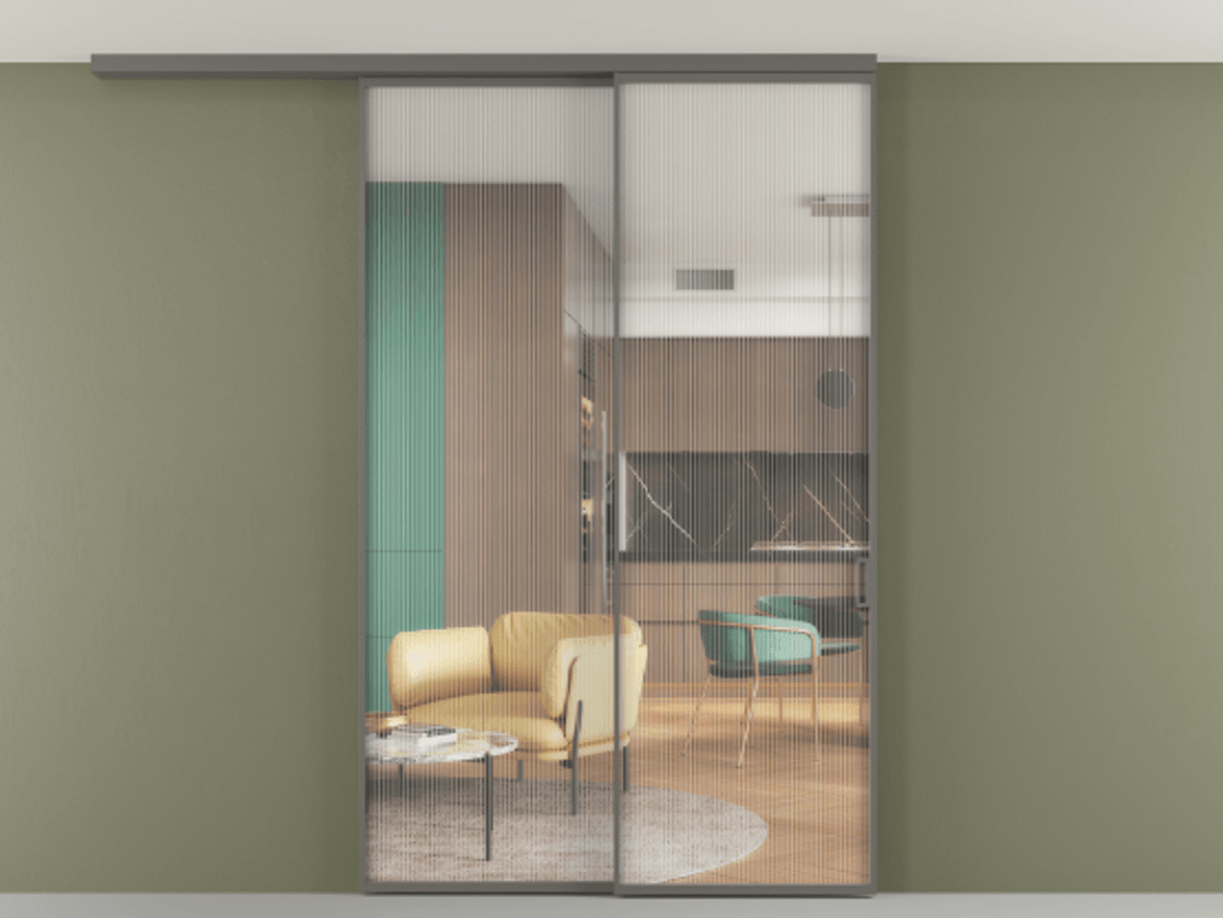 Перегородка Формато вдоль стены на потолок 2 створки с синхронным механизмом АЛПР 040.01 Алюминий классический серый Рифлёное стекло "Мору", триплекс Цена 2126416 ₸ | Volhovec