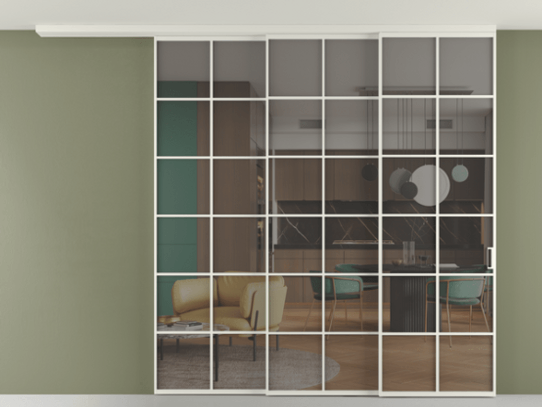 Перегородка Формато вдоль стены на потолок 3 створки с синхронным механизмом АЛПР 040.05 Алюминий Белый Прозрачное серое стекло, триплекс Цена 3121857 ₸ | Volhovec